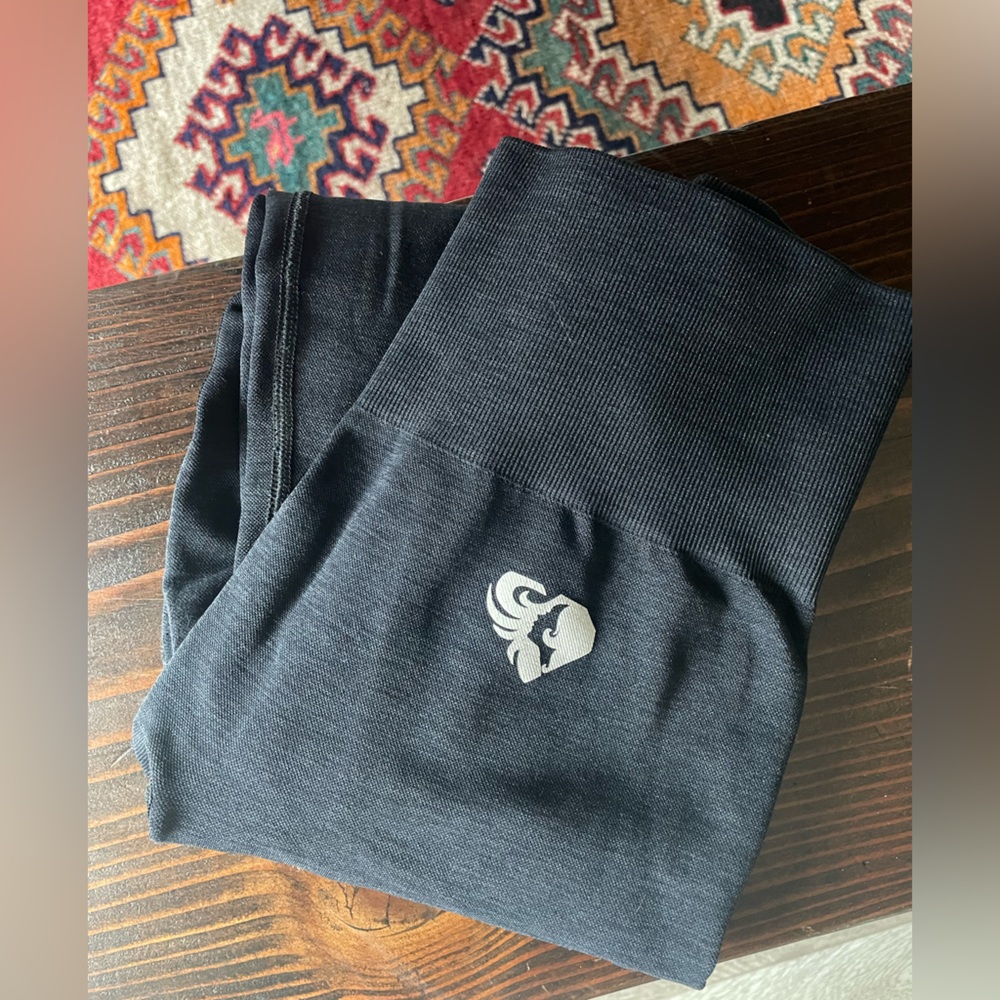 Women’s Best Power Seamless Leggings. Navy, size medium.